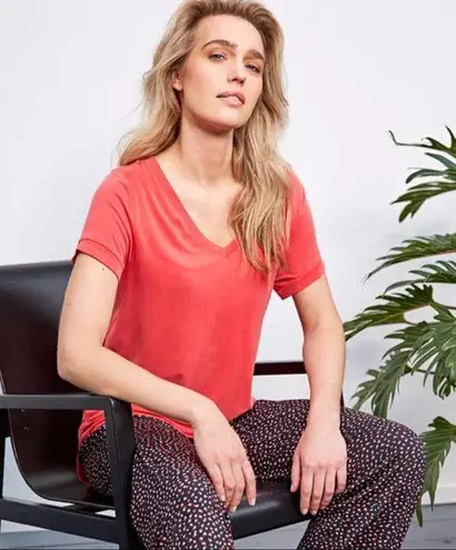 Soma Red V-Neck Casual Tee Large