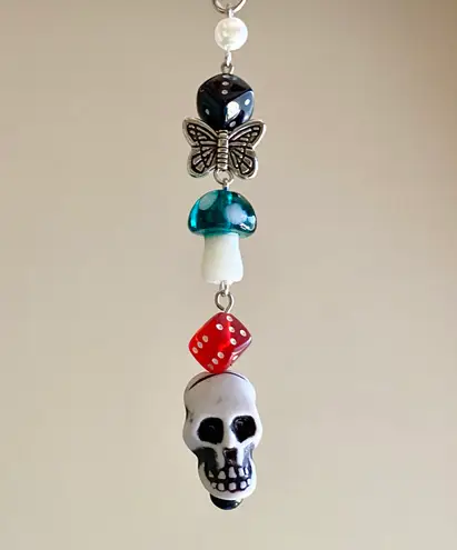 Handmade skull & glass mushroom bead & mix beads goth grunge Kawaii phone strap/keychain/bag charm/display🖤💀💚