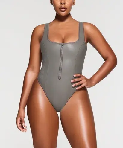 SKIMS Rubbersized Scuba Swim Scoop Neck Onepiece in Gray Chalk, Size XXS