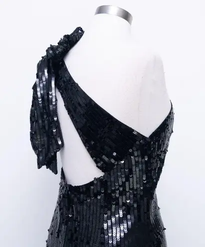 Mac Duggal . Sequined One Shoulder Back Bow Detail Gown. 93580