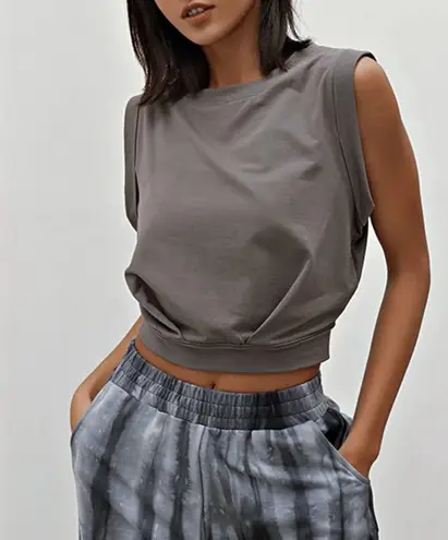 Arrive Guide Sleeveless, Cropped Yoga Top in Grey