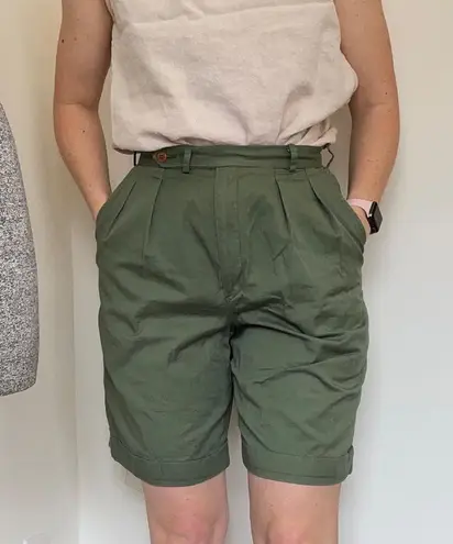 Vintage High Rise pleated Shorts in army earthy green Size 4