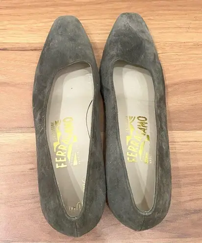 Salvatore Ferragamo Vintage DE 17085 149 Olive/Gray Suede Low Heel Pumps Size 6