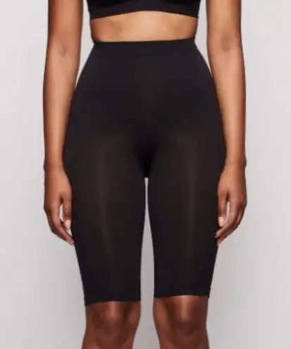 SKIMS SCULPTING SHORT ABOVE THE KNEE W/ OPEN GUSSET XS