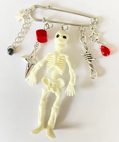 Handmade big skull goth grunge punk funky Halloween unisex pin/brooch/bag charm 🖤💀