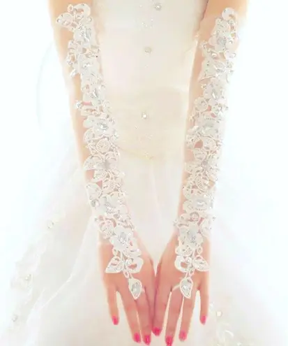 White Exquisite Lace Bridal Gloves