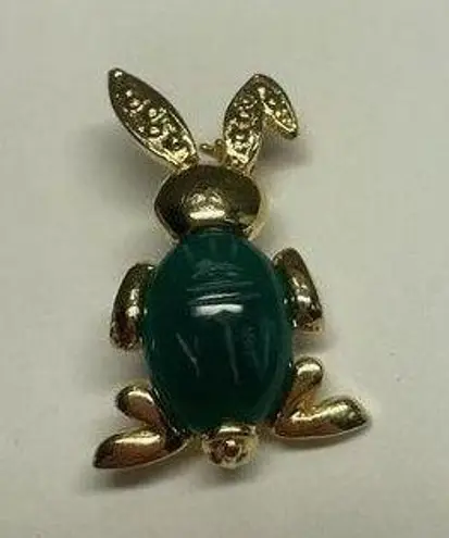 Brooch Pin Gold Tone / Green Carved look