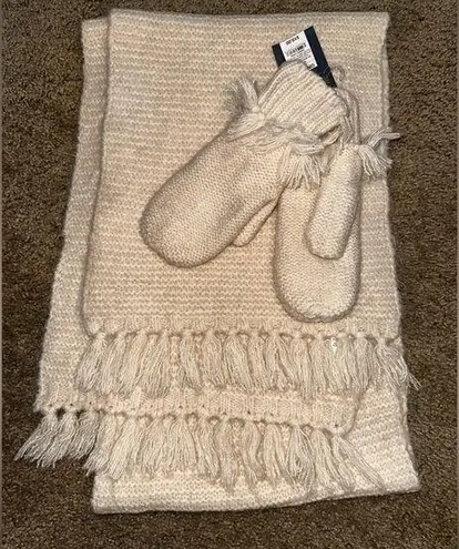 Universal Threads NWT Oversized Knit Chunky Scarf and Fleece lined Mitten Set - Winter Outerwear