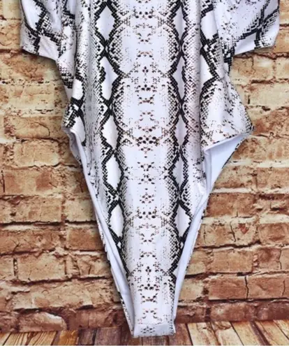 Tie Front Snakeskin Print High Cut Hip Cutout Design Swimsuit White Size L
