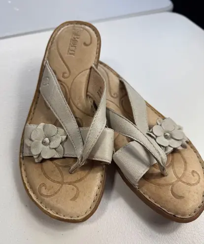 Born Women's Leather Flower Thong Sandals Slides Beige Size 9M Casual Comfort Tan