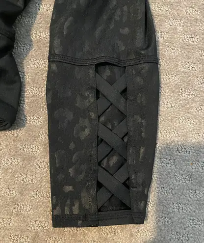 Bebe NWOT  Sport black animal print cropped leggings. Sz S