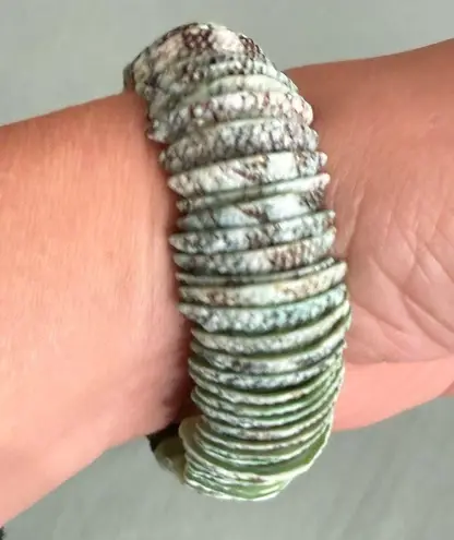 Stretchable to Fit Natual free sea Shell Bracelet Green