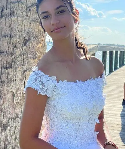 Hebeos Ball Gown Off-the-Shoulder Cut Short With Applique Organza White