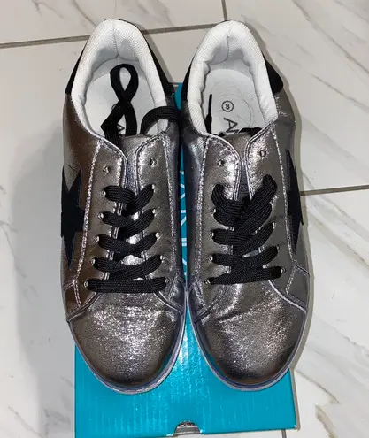 NIB Anna Gray/Black Star Cutout Sneakers 8 Gray