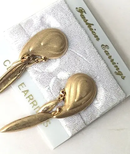 Vintage Gold Tone Statement Dangly Clip