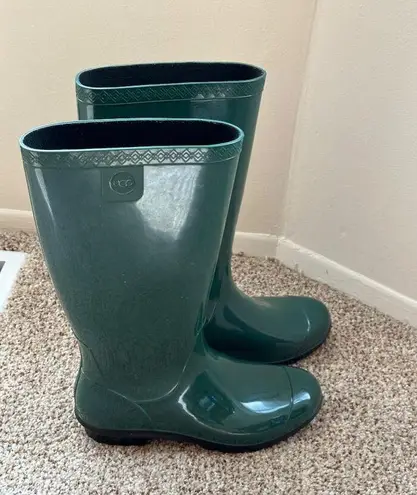 UGG  Shaye Tall Green Rain Boots Waterproof  Size 7 Has Inscription On Right Boot - Image 2