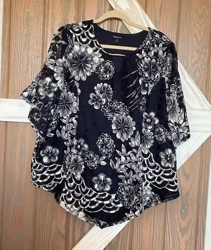 Sami & Jo Blue top with white lace looking flowers.P2P 25.5, length 25-30.5” Size 1X
