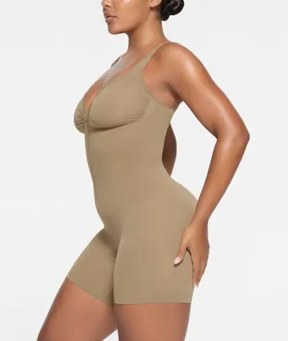 SKIMS NWOT Seamless Zip Front Mid Thigh Bodysuit in Desert, Size Medium