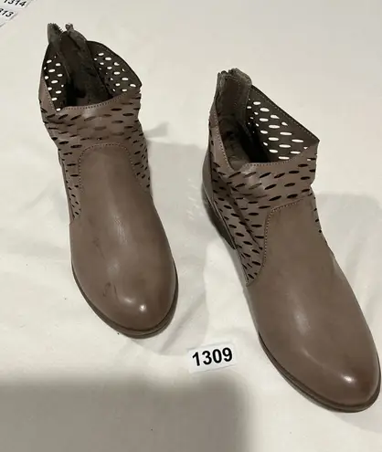 Zigi Soho Woman’s Nwt Ankle Boots Back Zip Taupe 8.5