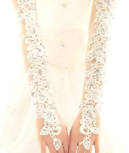 White Exquisite Lace Bridal Gloves