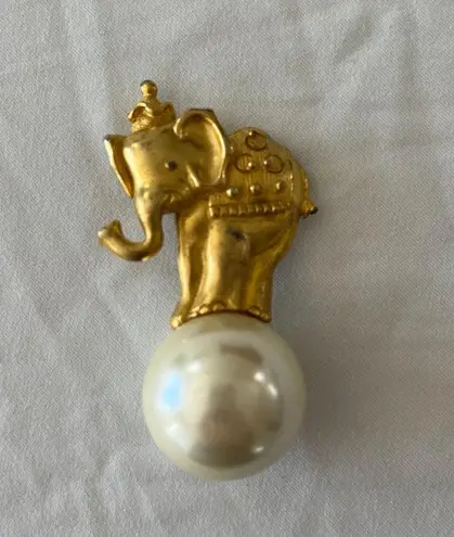 VITAGE ELIZABETH ARDEN SIGNED ELEPHANT ON BALL PEARL BROOCH PIN