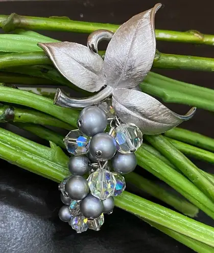 Vintage Unsigned Beaded Pearl Crystal Grape Bunch Cluster Brooch & Earrings Set