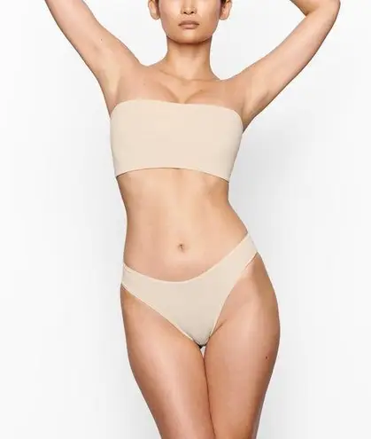 SKIMS SKINS BRALETTE SIZE M COLOR SAND
FITS EVERYBODY
BANDEAU