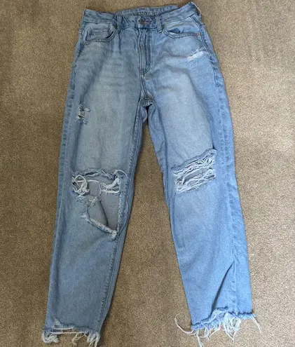 American Eagle  Distressed Light Wash Curvy Mom Jeans Size 6 Short