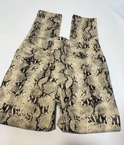 Chico jegging snakeskin pull on pant size 4 Black