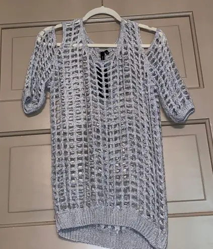 🥰 2 pc Grey cold shoulder sweater/ crimson tank top perfect for game day! Gray