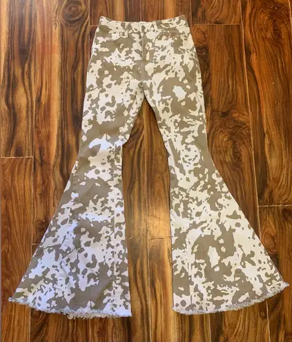 Saint & Hearts Boutique Cow Print Bell Botton Western Small Jeans. 2822