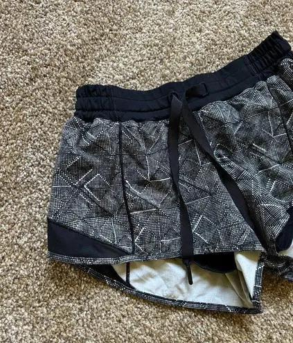 Lululemon  Hotty Hot Shorts 2.5" Size 4 Formation Alpine White Black / Black