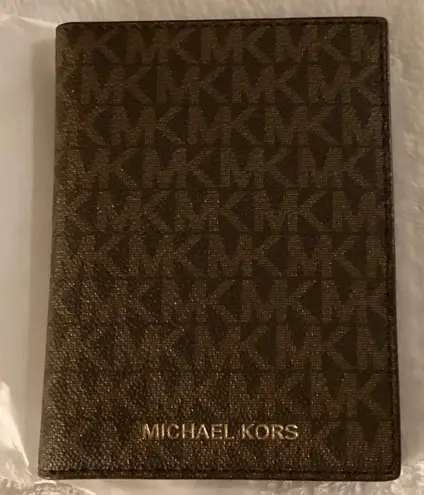 Michael Kors Passport  Holder - Image 5