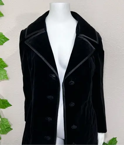 Vintage 1970’s velvet, plush, long, goth style coat Size L