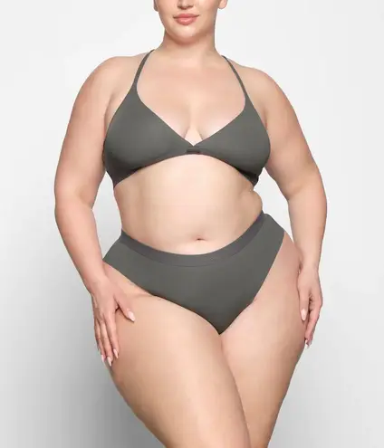 SKIMS SMOOTH RIB RACERBACK TRIANGLE BRALETTE GUNMETAL MEDIUM