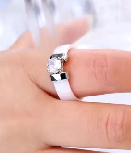 Boutique NEW Women’s 1Ct‎ Simulated Diamond Ceramic Ring White & Silver Size 7