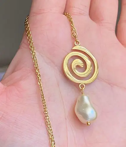 Handmade gold tone stainless steel spiral swirl uzumaki & pearl necklace🌀