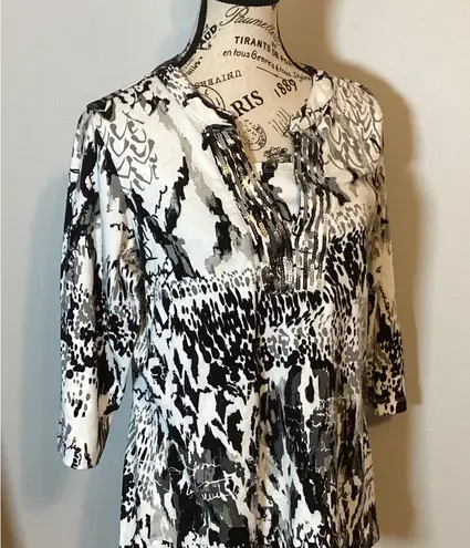 Christopher & Banks W/EMBELISHED V-NECK 3/4” SLEEVES BLACK & WHITE TOP Sz. LARGE