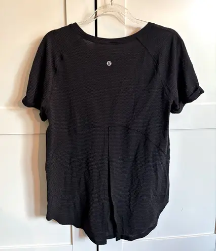 Lululemon  Short Sleeve Top in Black with Gold Size 8