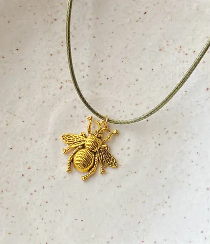 Handmade gold tone bee boho funky vintage antique style simple necklace🐝🧡