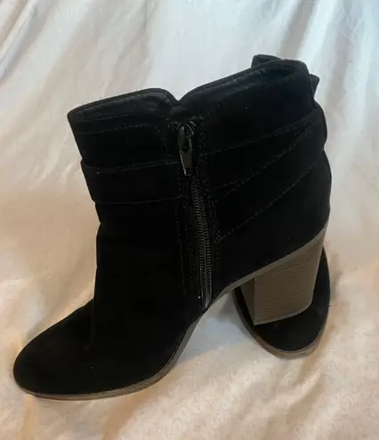 Universal Threads black booties - Image 1