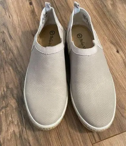 Bella Vita Wrenley Athletic Shoes Women's 10 M Beige Slip On Low Top Sneaker S22