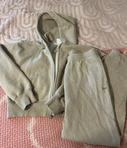 Aritzia Tna Joggers And Zip Up Hoodie Set