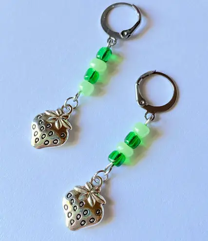 Handmade funky fairy Kawaii retro strawberry green dangle unisex earrings 💚🍓🍃