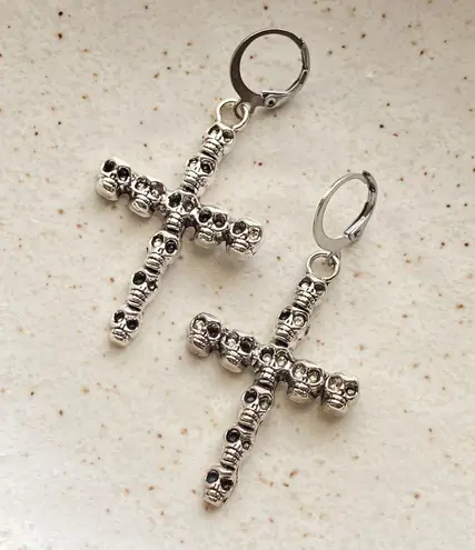 Handmade skull cross goth rock grunge style unique earrings✝️