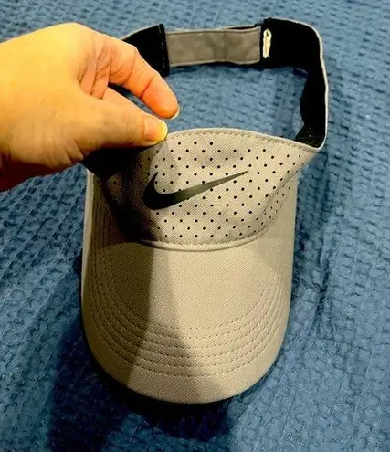 Nike  sun visor in gray with black check