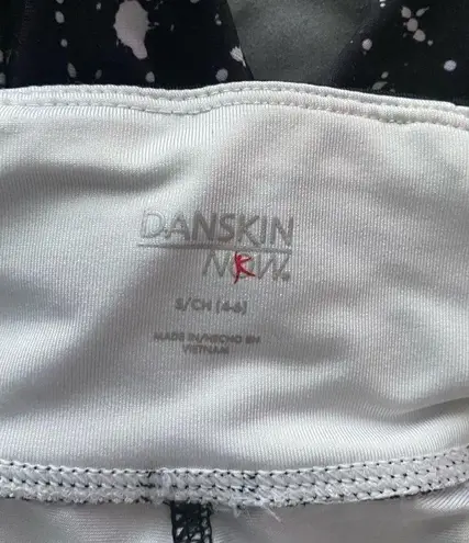 Danskin Now SZ S Speckled Black & White Yoga Capris Black