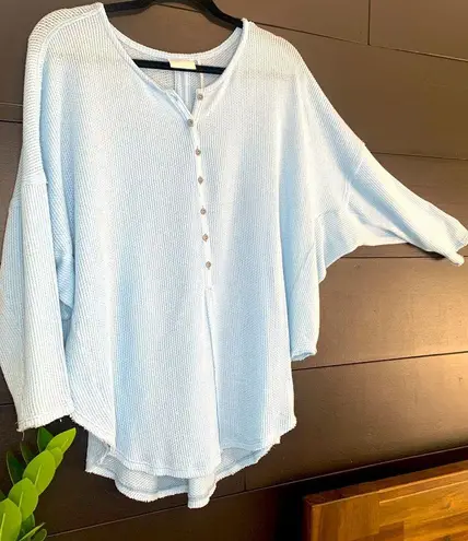 Urban Outfitters Outfitter Women’s Oversized Waffle Top. 1/2 button down. EUC. Size S