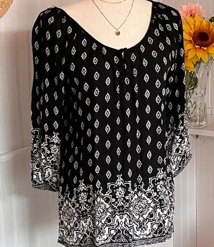 Angie Black & White 3/4 Sleeve Casual Top.