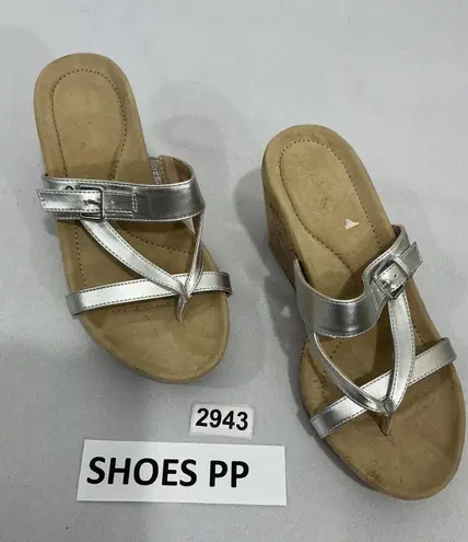 Womans Tony Little Cheeks Fit Body 8M Slip On Silver Strappy Thong Wedge Sandals Size 8
